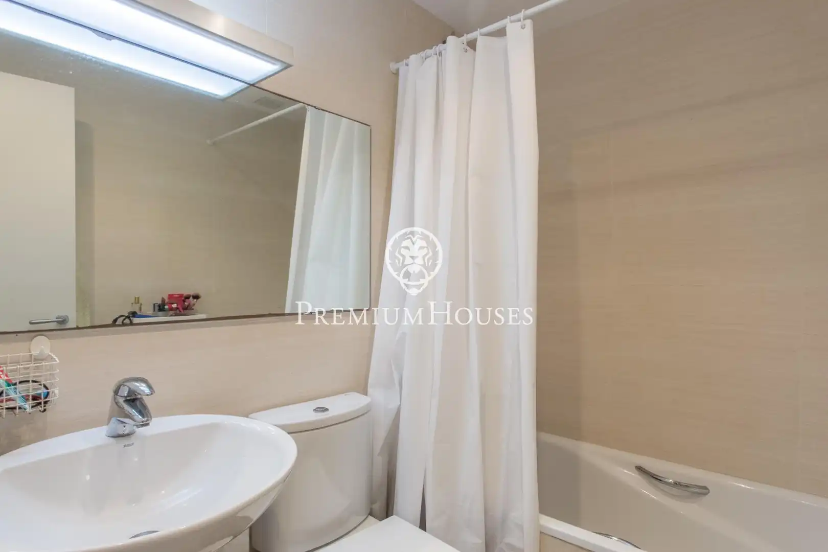 Badezimmer von Einfamilien-Reihenhaus zum Verkauf in Sant Pol de Mar mit Klimaanlage, Heizung und Parkett