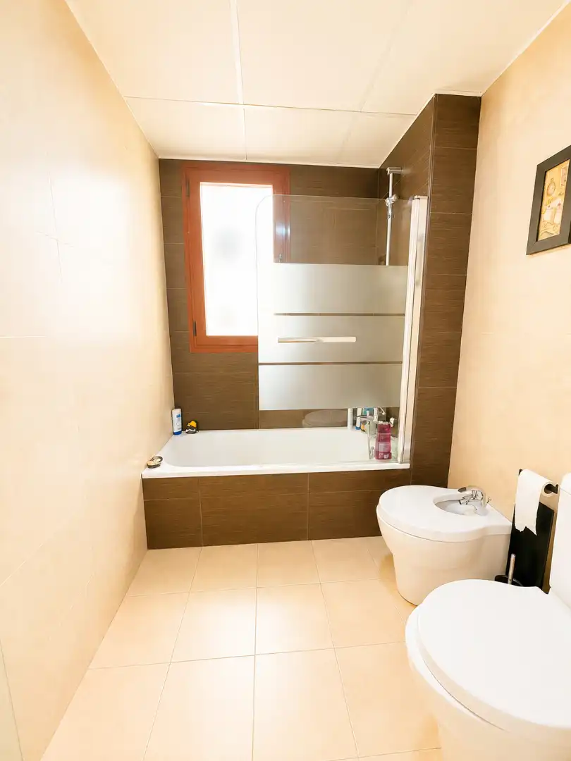 Bathroom of Flat for sale in Sevilla  with Air Conditioner and Community pool