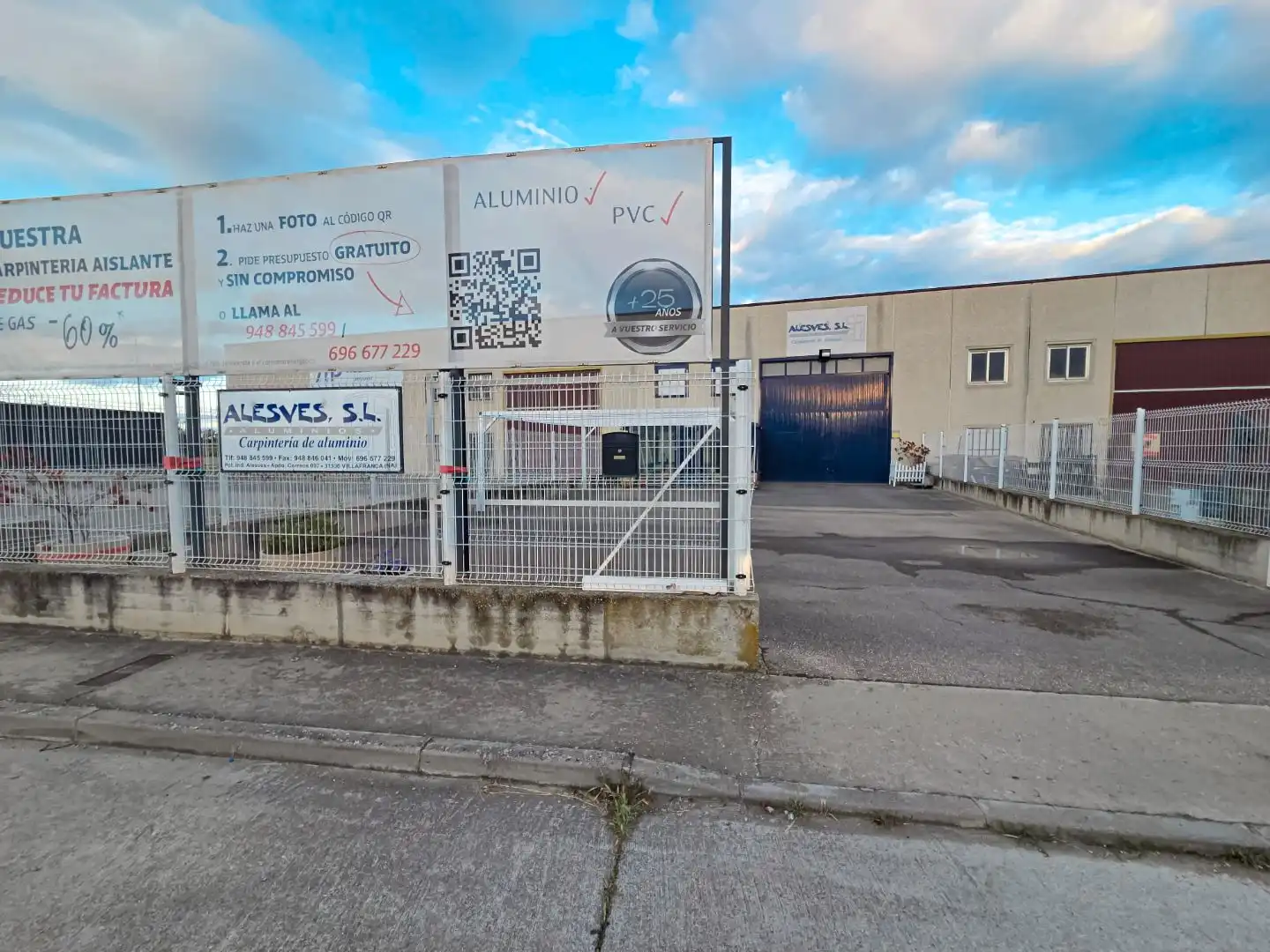Vista exterior de Oficina en venda en Villafranca amb Calefacció, Moblat i Internet