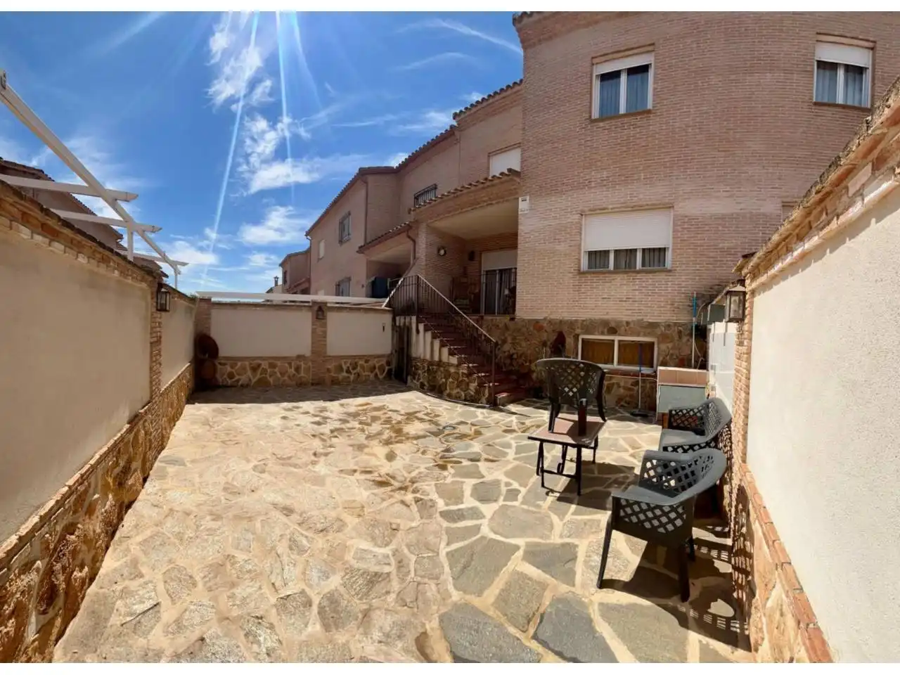 Vista exterior de Casa adosada en venda en Illescas amb Aire condicionat, Calefacció i Jardí privat