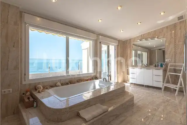 Badezimmer von Dachboden zum Verkauf in Altea mit Klimaanlage, Heizung und Privatgarten
