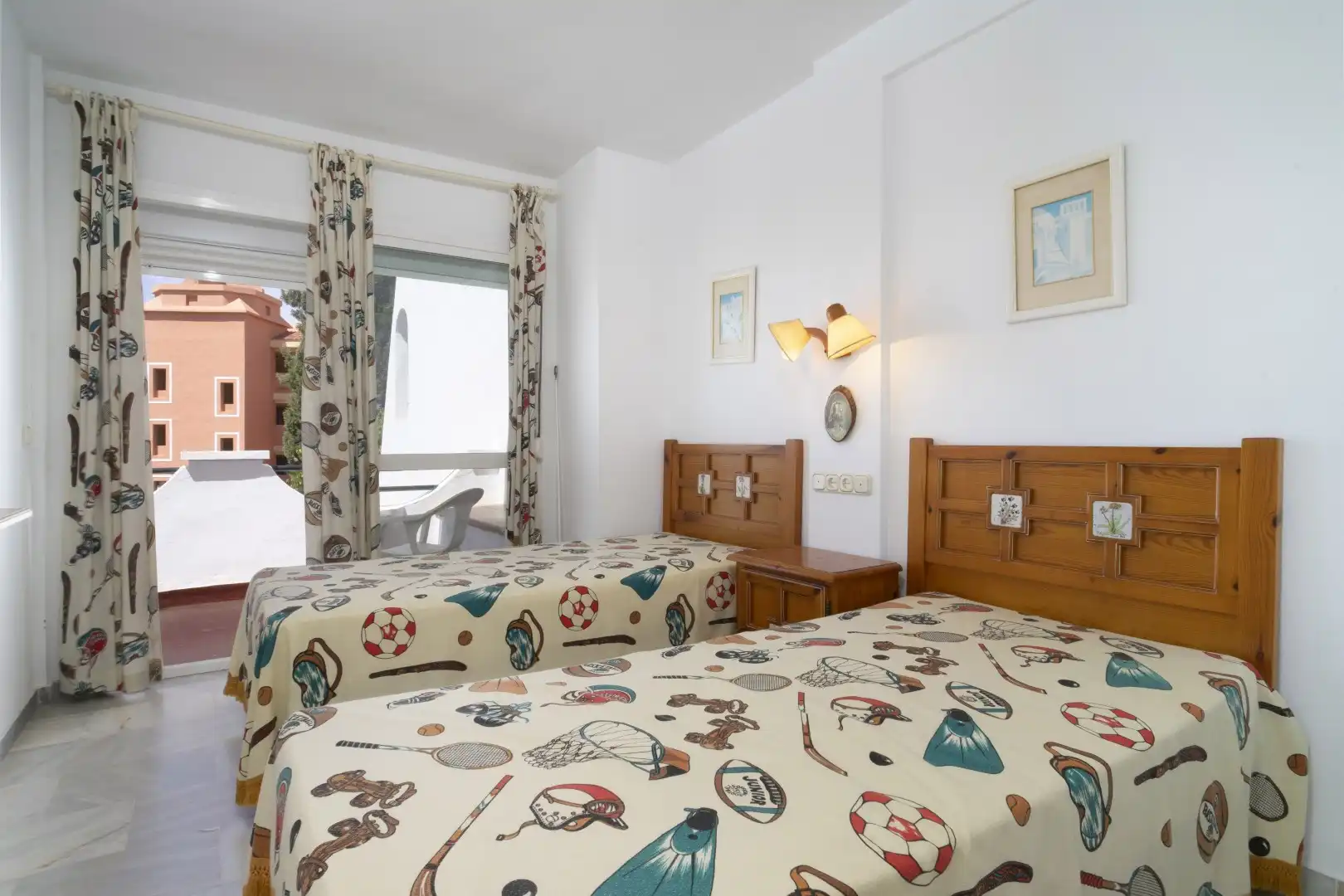 Habitación de Casa adosada en venta en Marbella con Jardín privado, Terraza y Piscina