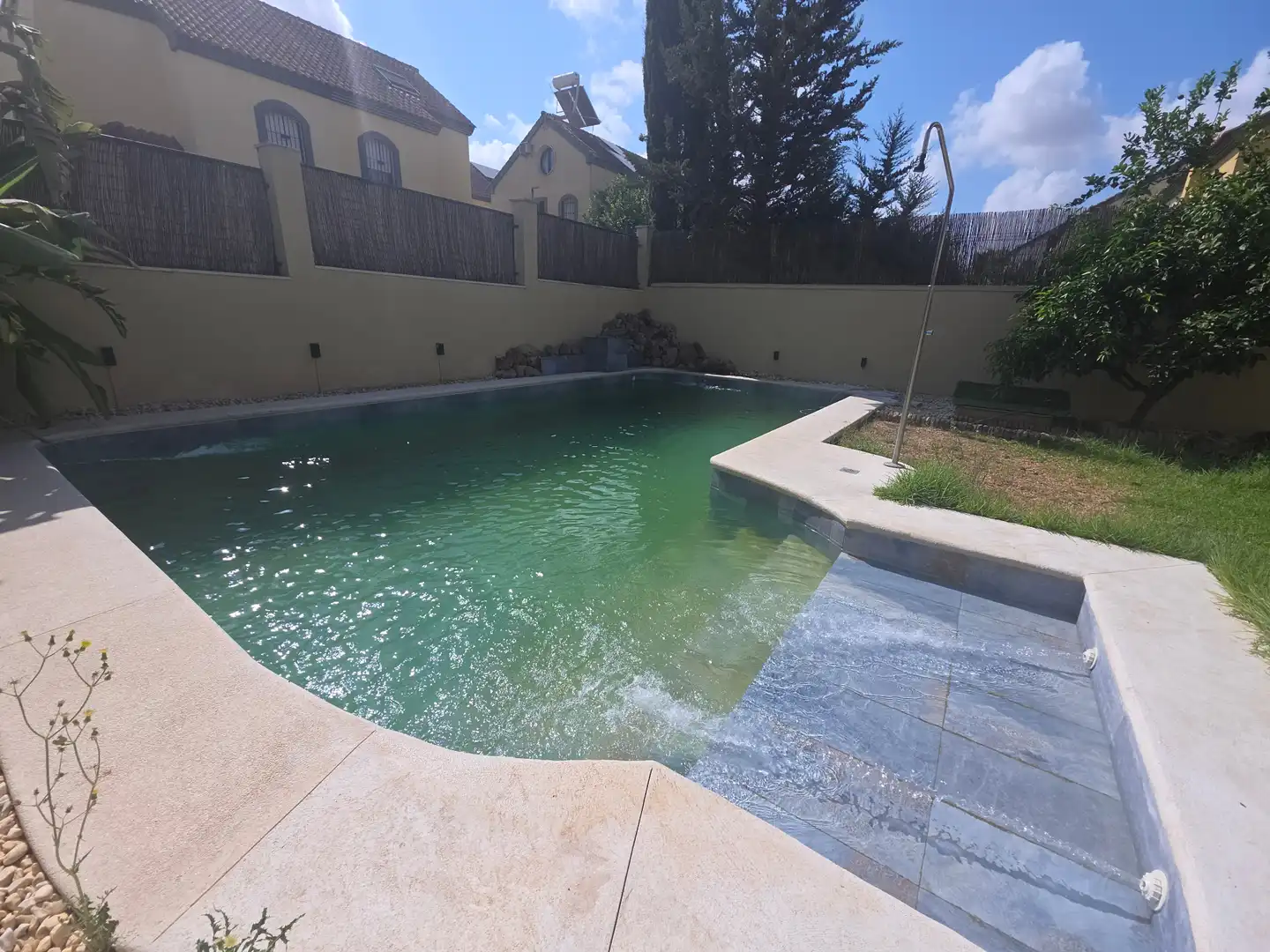 Piscina de Casa adosada en venta en Montequinto con Aire acondicionado, Calefacción y Jardín privado