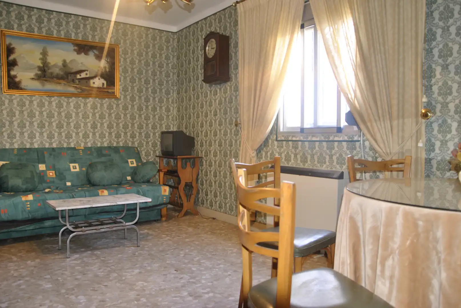 Wohnzimmer von Einfamilien-Reihenhaus zum Verkauf in Tejeda de Tiétar mit Heizung, Terrasse und Möbliert