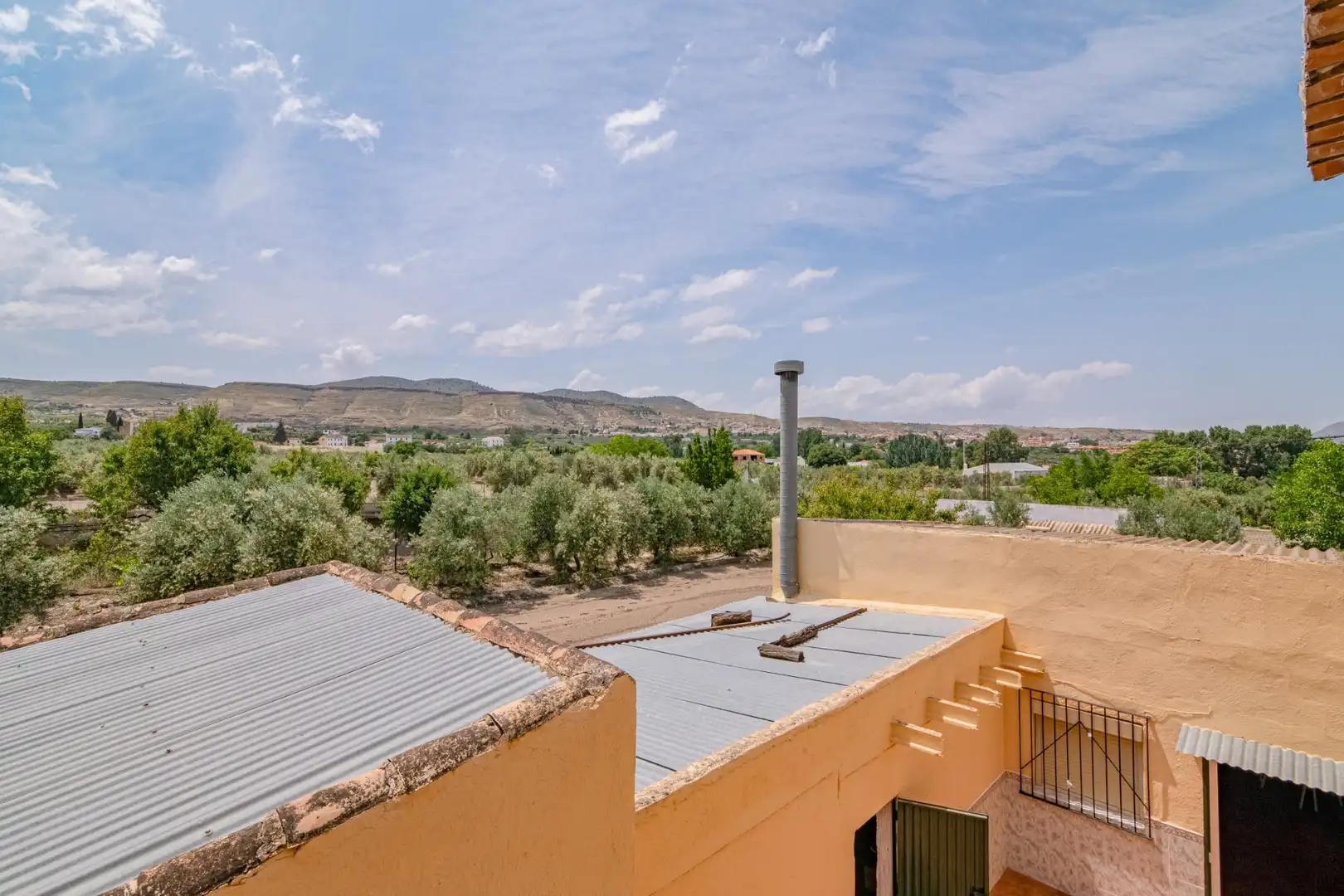 Vista exterior de Casa o xalet en venda en Baza amb Aire condicionat, Calefacció i Jardí privat