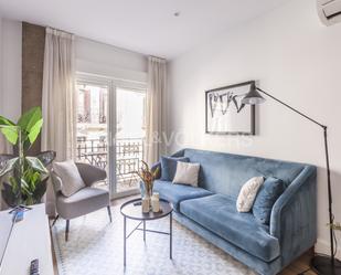 Sala d'estar de Apartament de lloguer en  Madrid Capital amb Aire condicionat i Terrassa