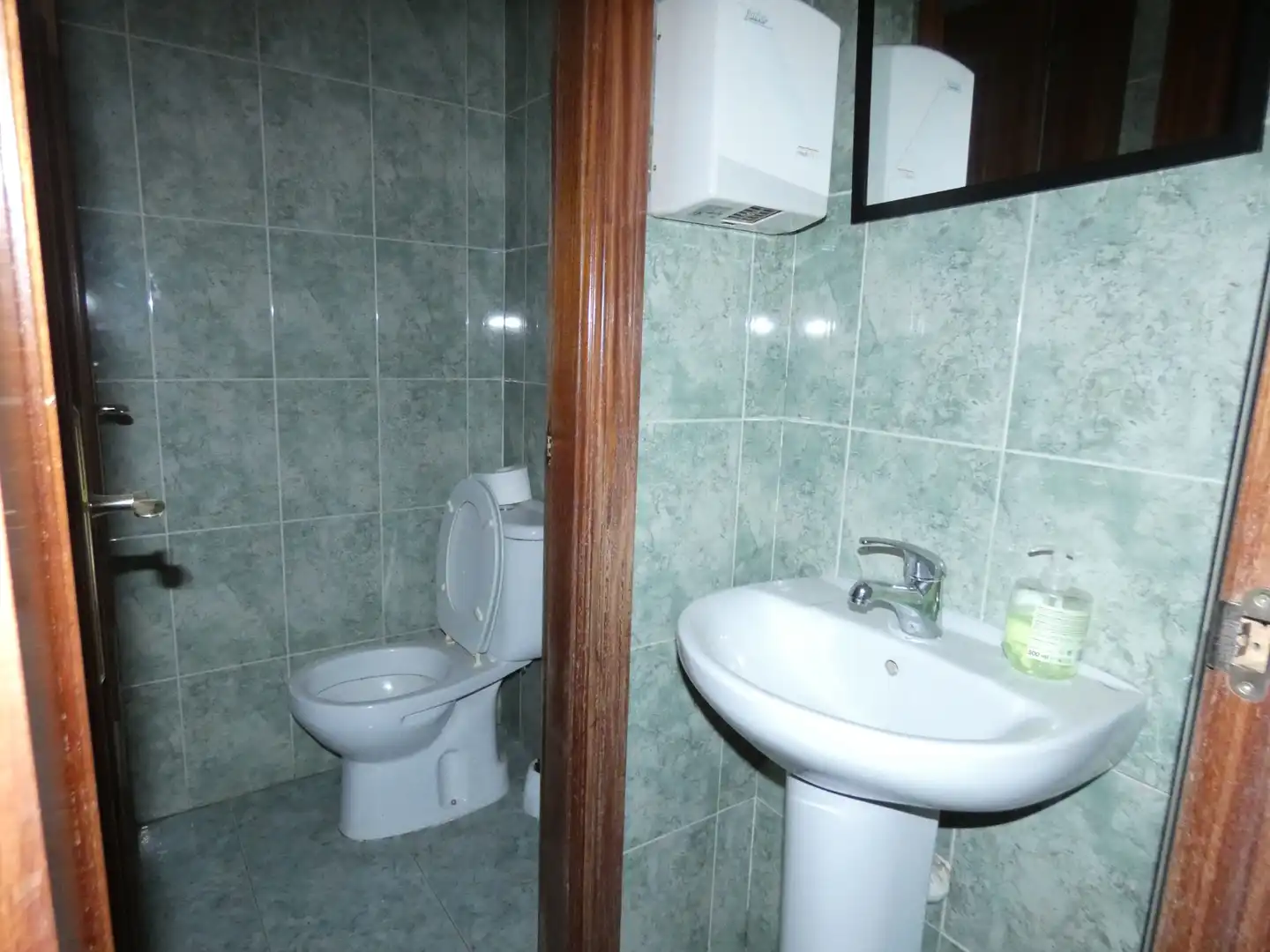 Baño de Local en venta en Madrid con Amueblado