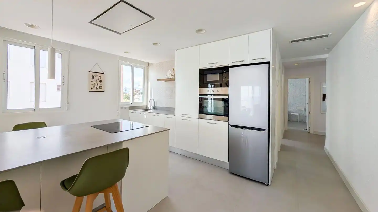 Küche von Wohnung zum Verkauf in Santa Pola mit Klimaanlage und Terrasse