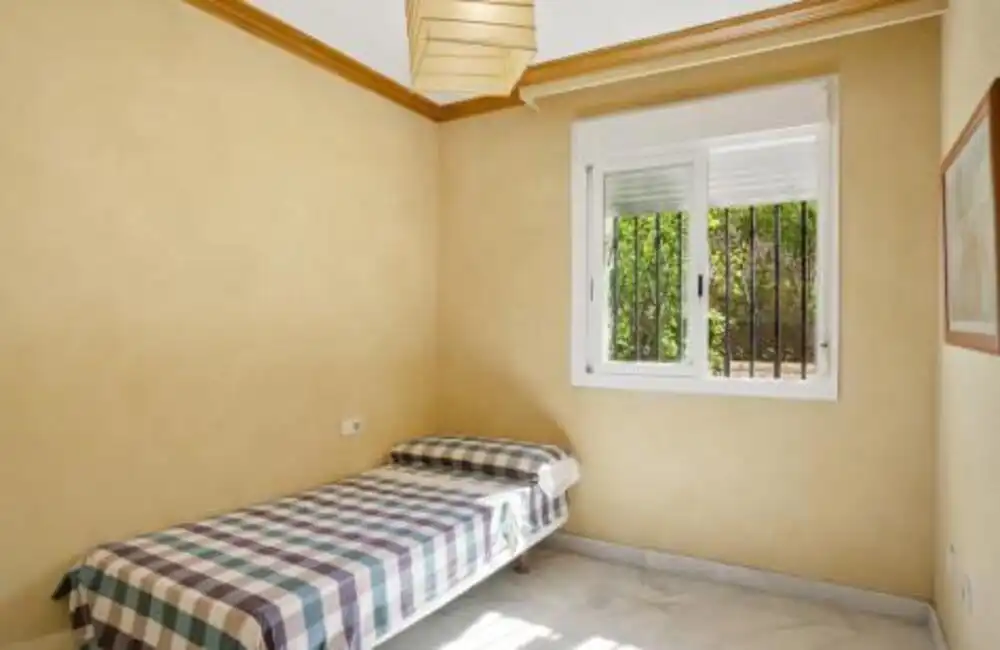 Habitación de Planta baja en venta en Marbella con Aire acondicionado, Terraza y Piscina