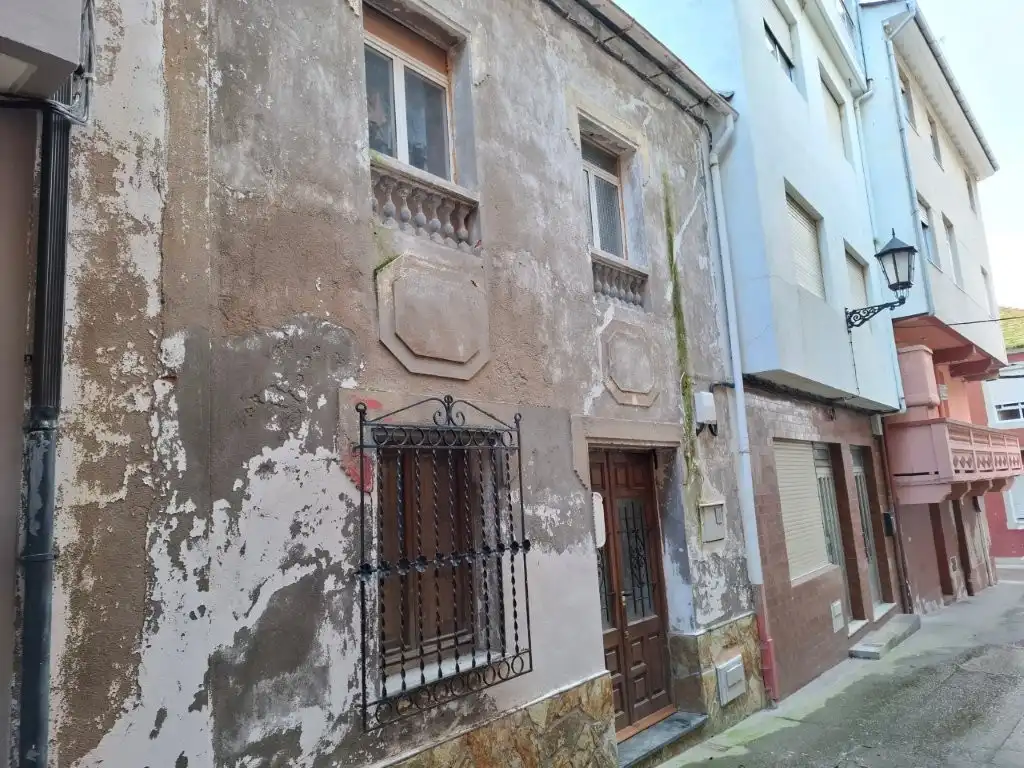 Außenansicht von Einfamilien-Reihenhaus zum Verkauf in Viveiro mit Terrasse, Abstellraum und Möbliert