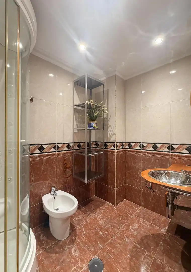 Baño de Piso en venta en Mieres (Asturias) con Calefacción, Parquet y Amueblado