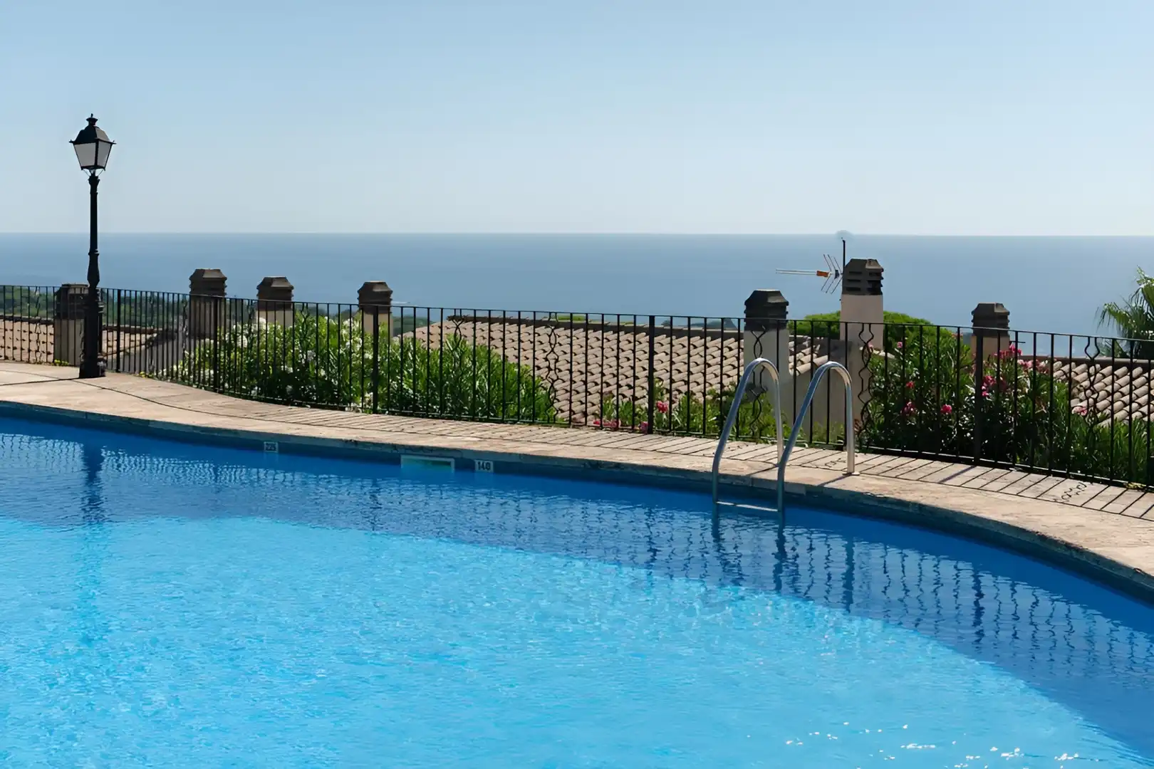 Piscina de Apartament en venda en Sant Feliu de Guíxols amb Calefacció, Terrassa i Piscina comunitària