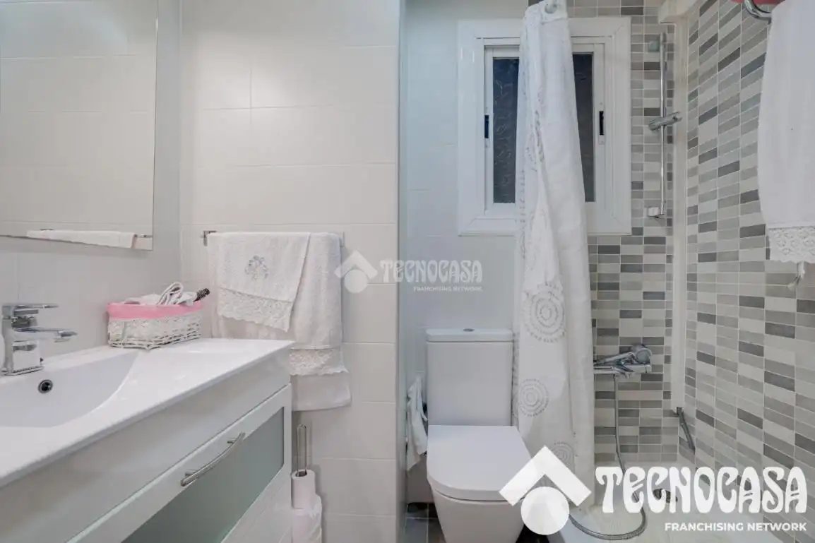 Bathroom of Flat for sale in Santa Coloma de Gramenet  with Air Conditioner and Furnished
