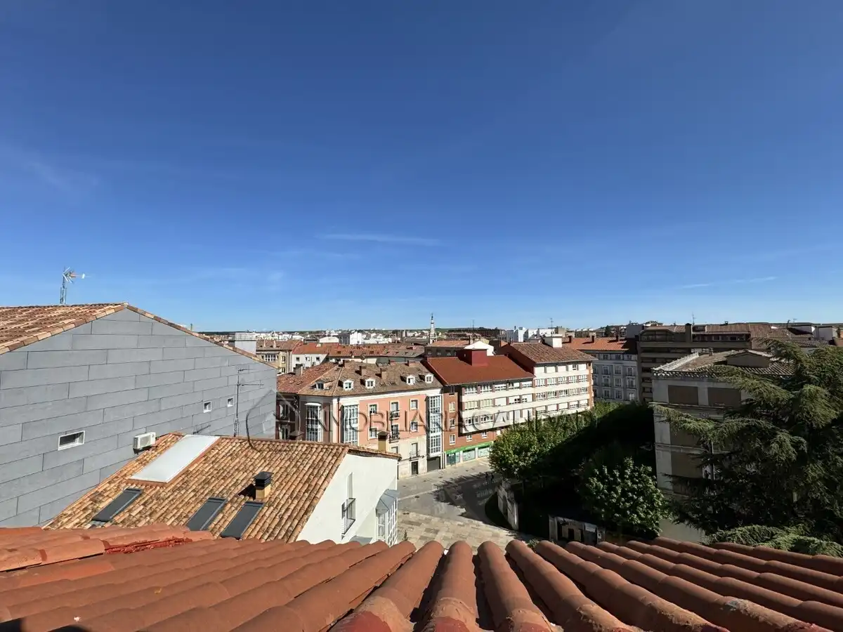 Vista exterior de Piso de alquiler en Burgos con Calefacción y Amueblado