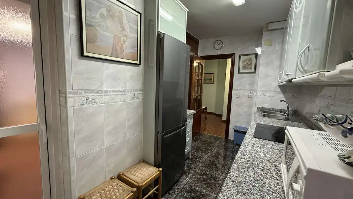 Cuina de Pis de lloguer en Granada amb Calefacció, Moblat i Microones