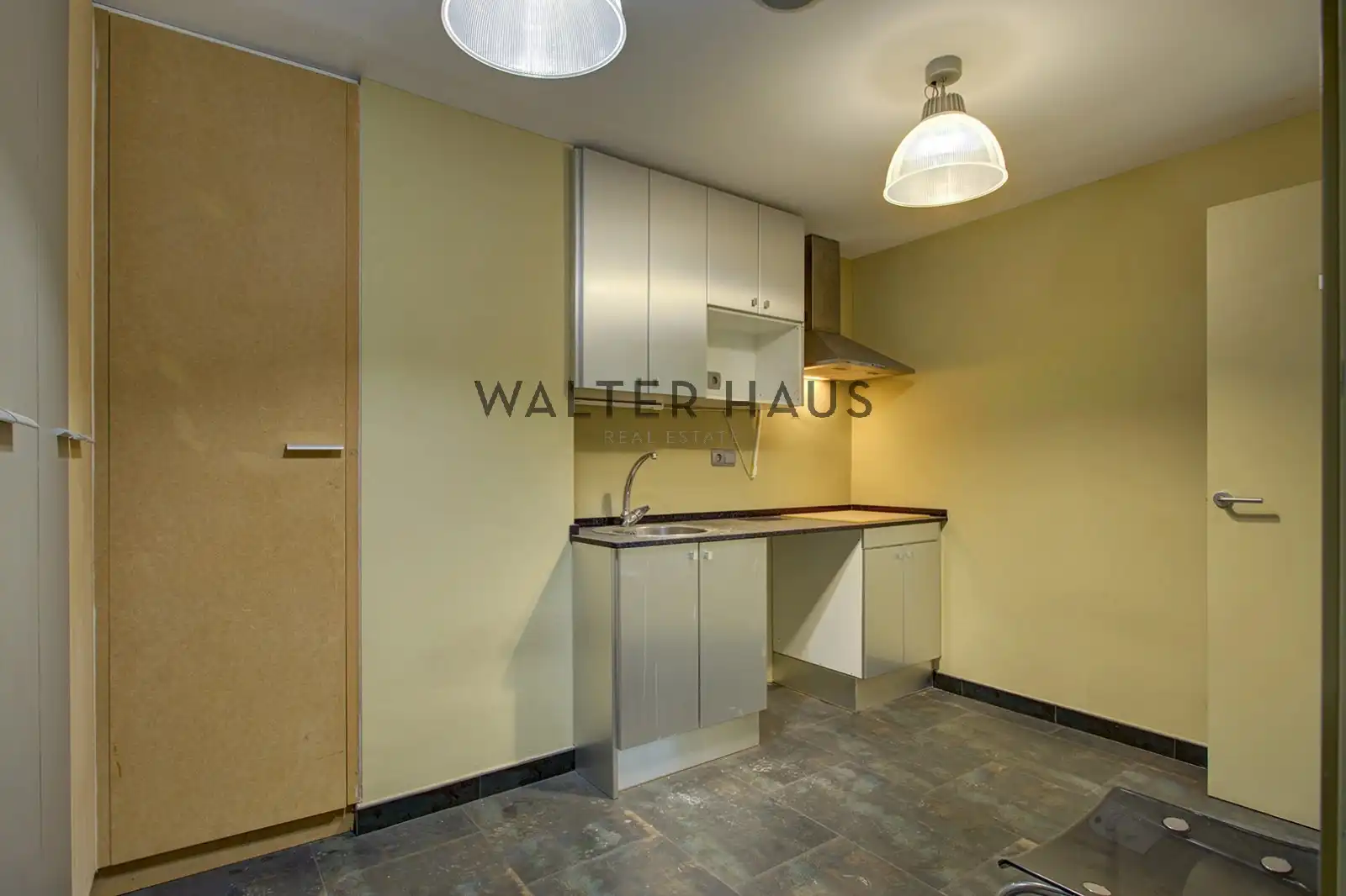 Kitchen of Office for sale in Barcelona  with Air Conditioner