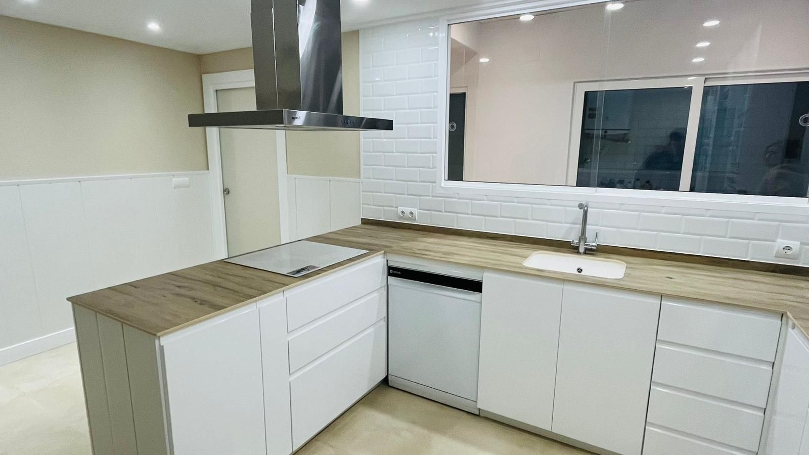 Kitchen of Flat for sale in Carcaixent  with Parquet flooring, Terrace and Storage room