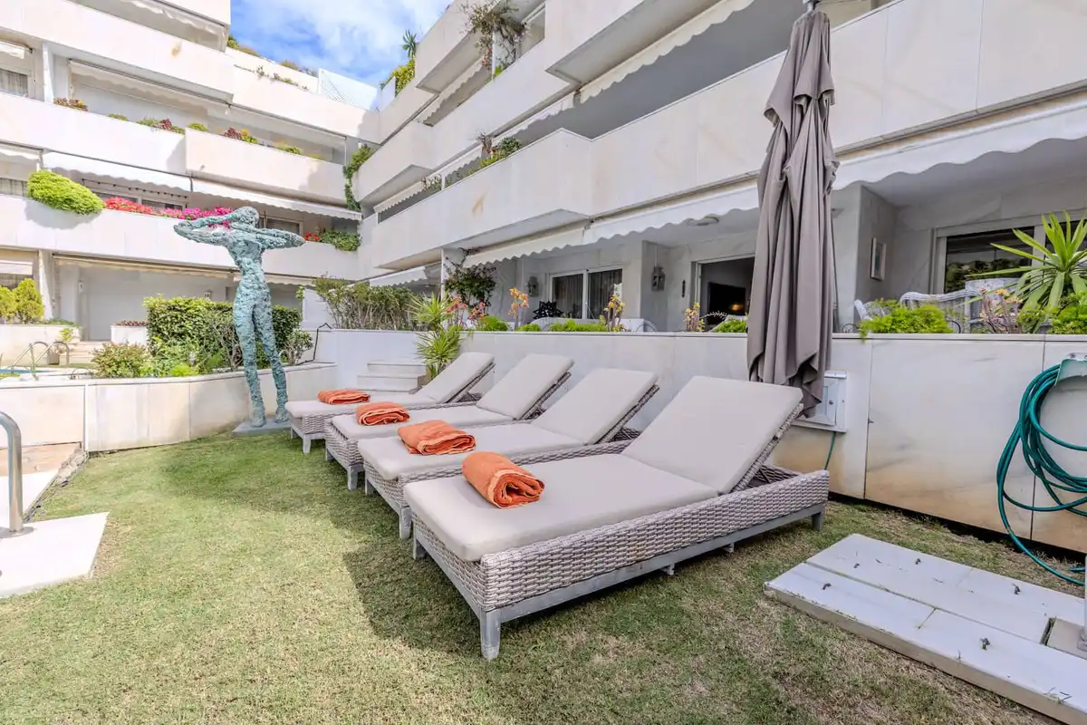Terrasse von Erdgeschoss zum Verkauf in Marbella mit Klimaanlage, Privatgarten und Terrasse