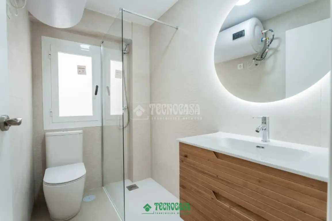 Baño de Piso en venta en Almería con Calefacción y Balcón