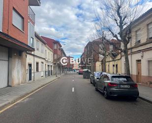 Vista exterior de Àtic en venda en León Capital  amb Calefacció, Terrassa i Traster