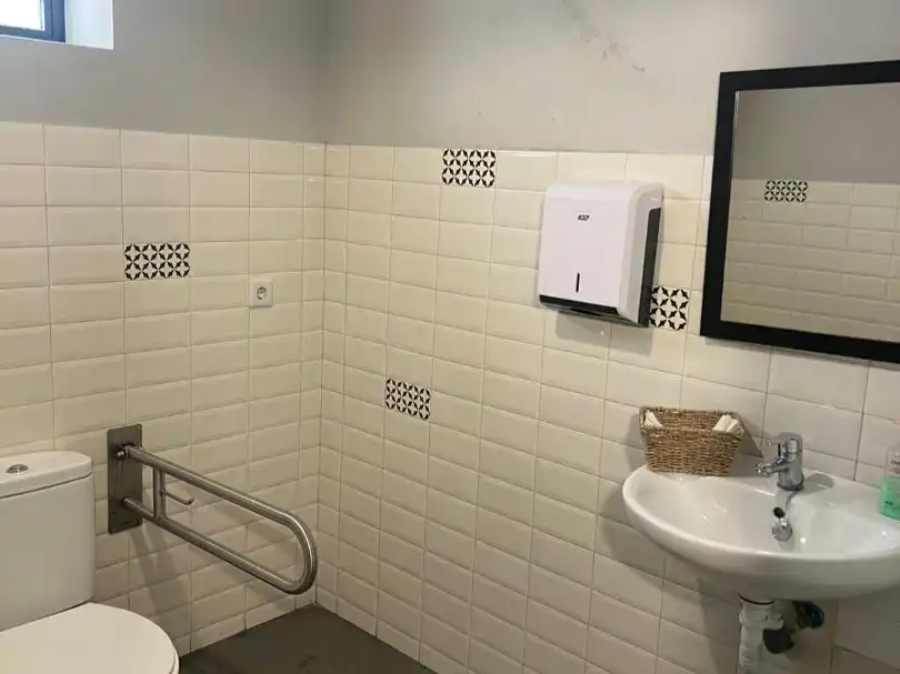 Badezimmer von Geschaftsraum zum Verkauf in Córdoba mit Klimaanlage, Heizung und Terrasse