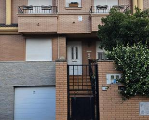 Vista exterior de Casa adosada en venda en Villaquilambre amb Terrassa i Balcó