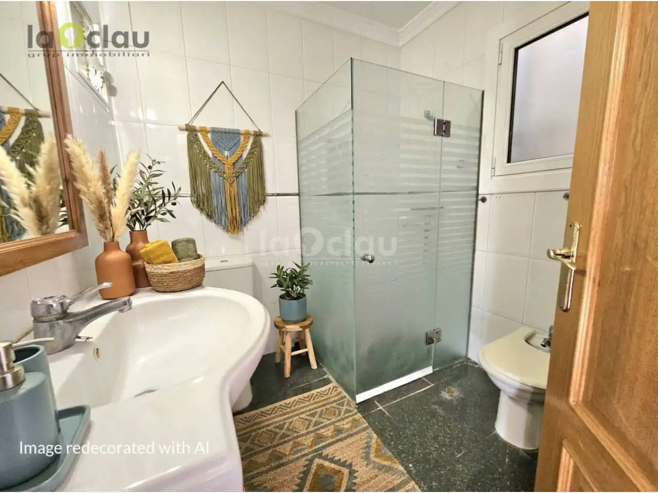 Badezimmer von Wohnung zum Verkauf in Tona mit Heizung, Parkett und Terrasse