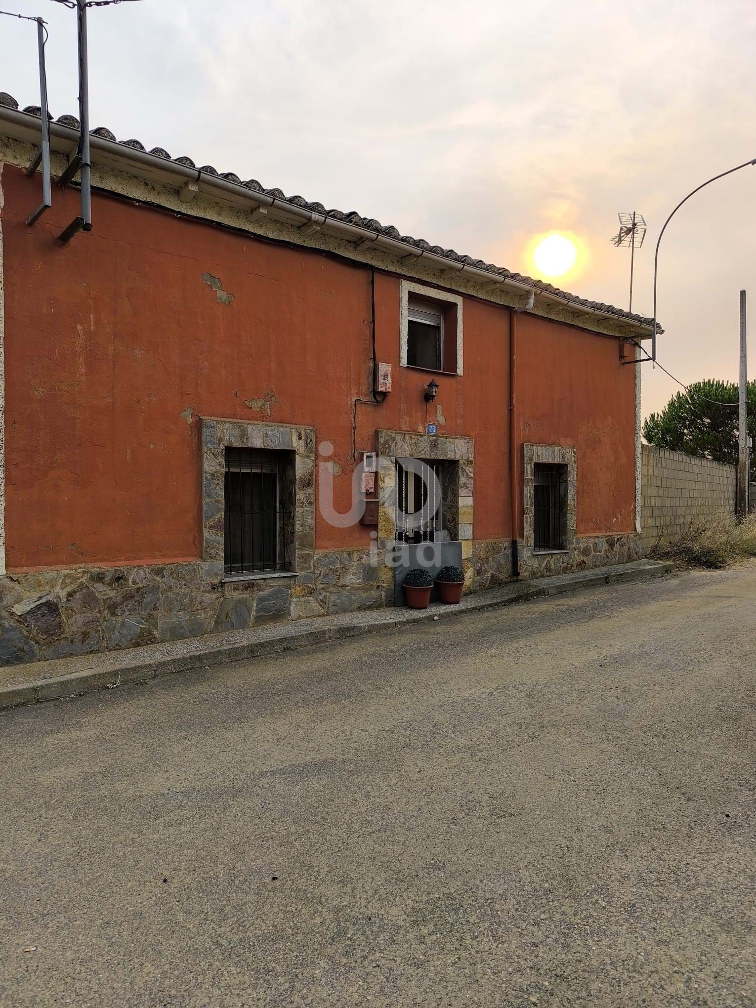 Vista exterior de Casa o xalet en venda en Pajares de los Oteros amb Calefacció, Terrassa i Piscina