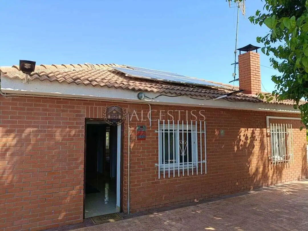 Vista exterior de Casa o xalet en venda en El Viso de San Juan amb Aire condicionat, Calefacció i Jardí privat