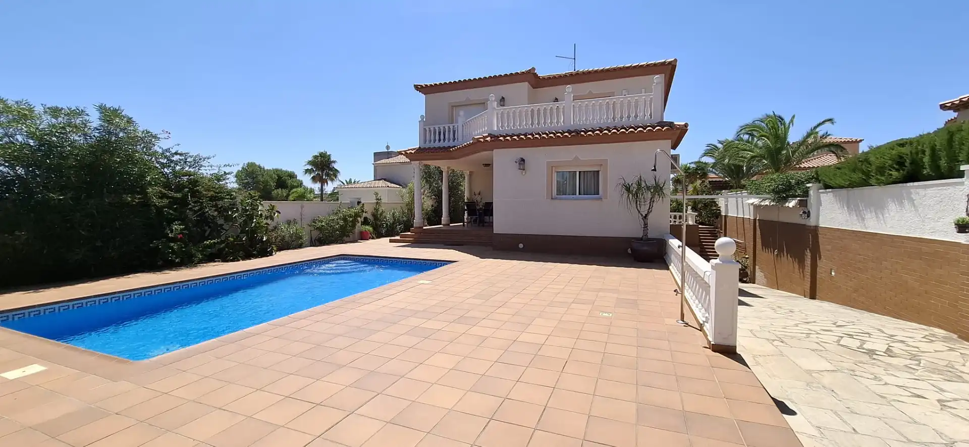 Vista exterior de Casa o xalet en venda en Mont-roig del Camp amb Aire condicionat, Jardí privat i Piscina