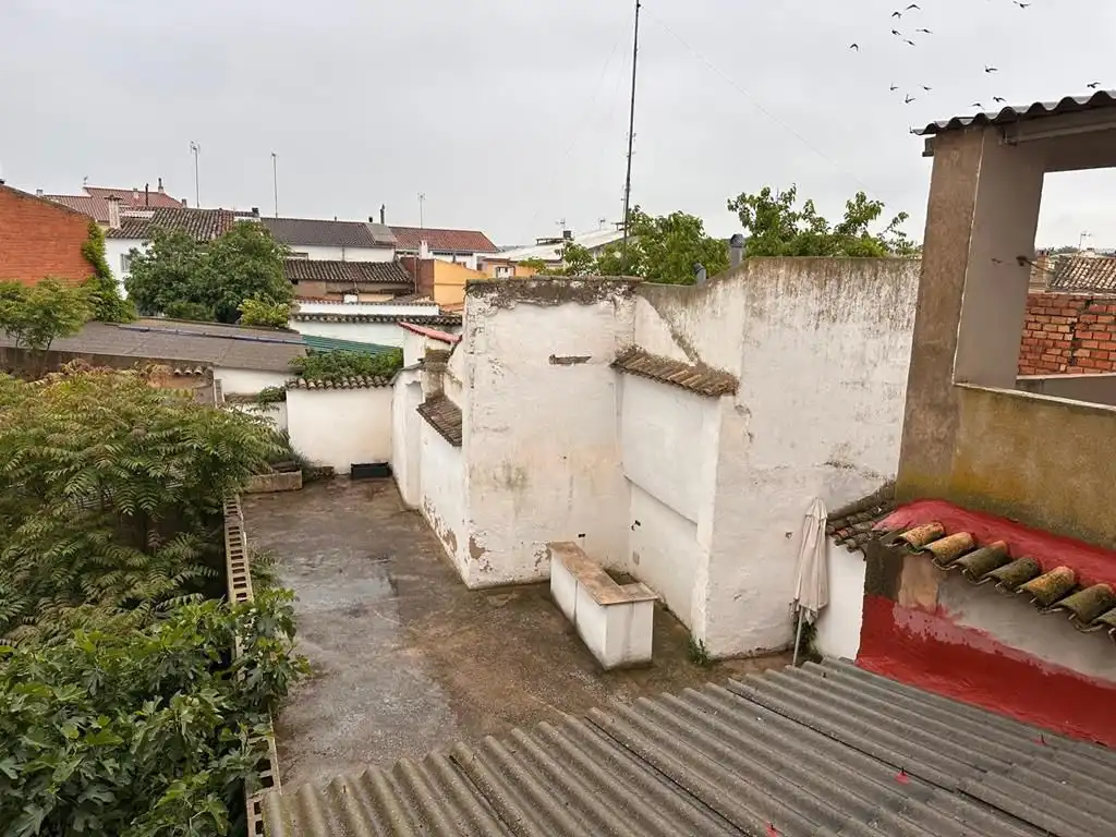 Vista exterior de Edificio en venta en Sisante