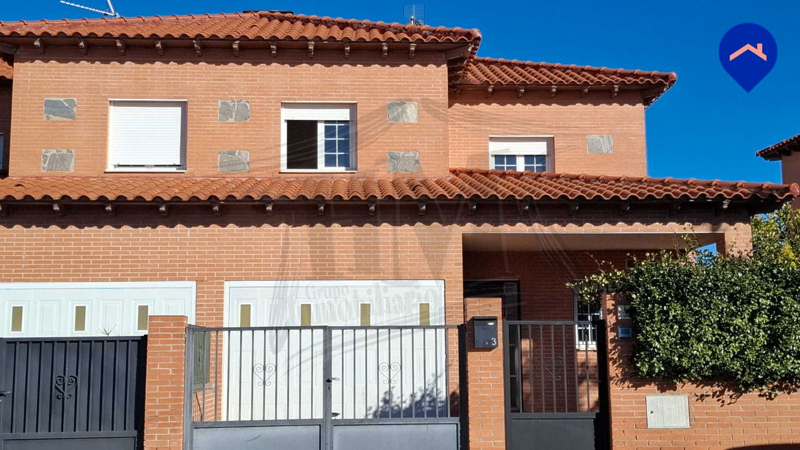 Außenansicht von Einfamilien-Reihenhaus zum verkauf in Carranque mit Heizung, Privatgarten und Abstellraum