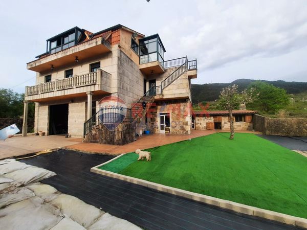 Vista exterior de Casa o xalet en venda en Mos amb Calefacció, Jardí privat i Parquet