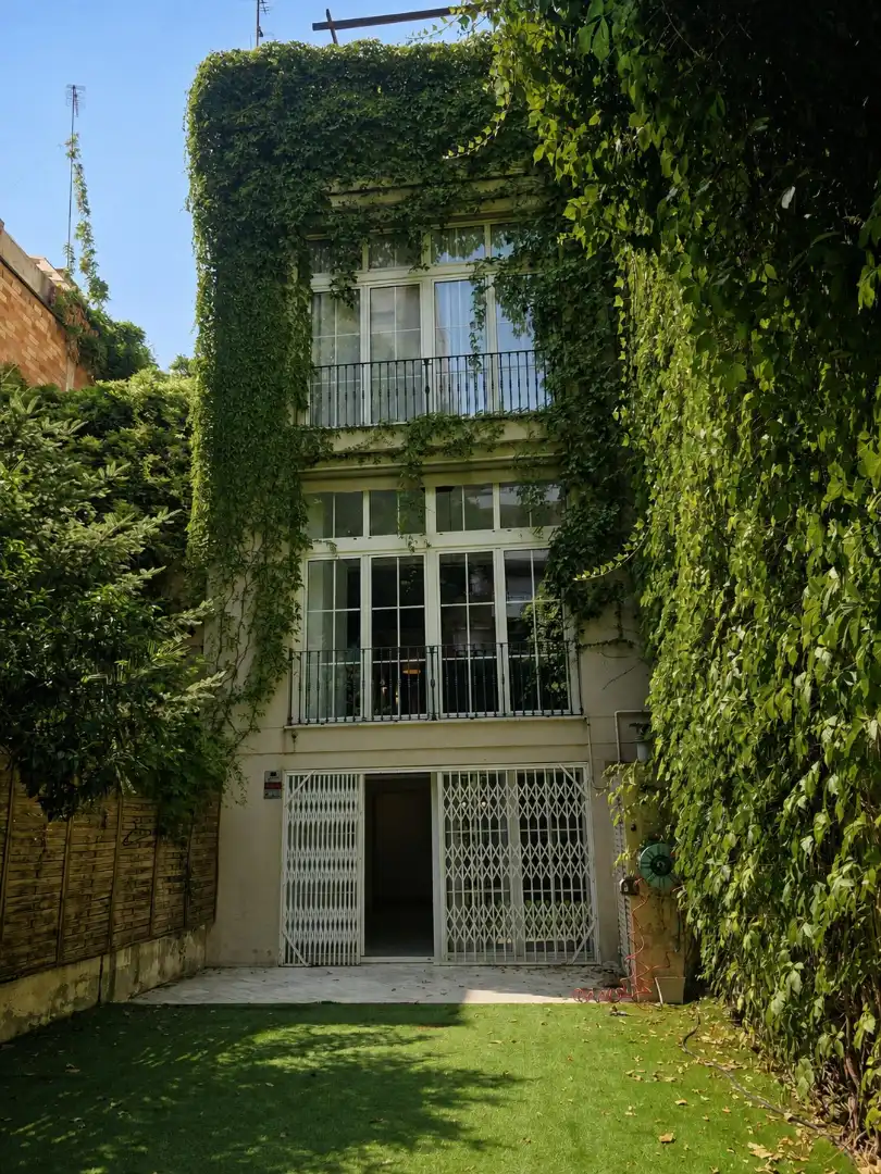 Vista exterior de Casa adosada en venda en Barcelona amb Calefacció, Jardí privat i Terrassa