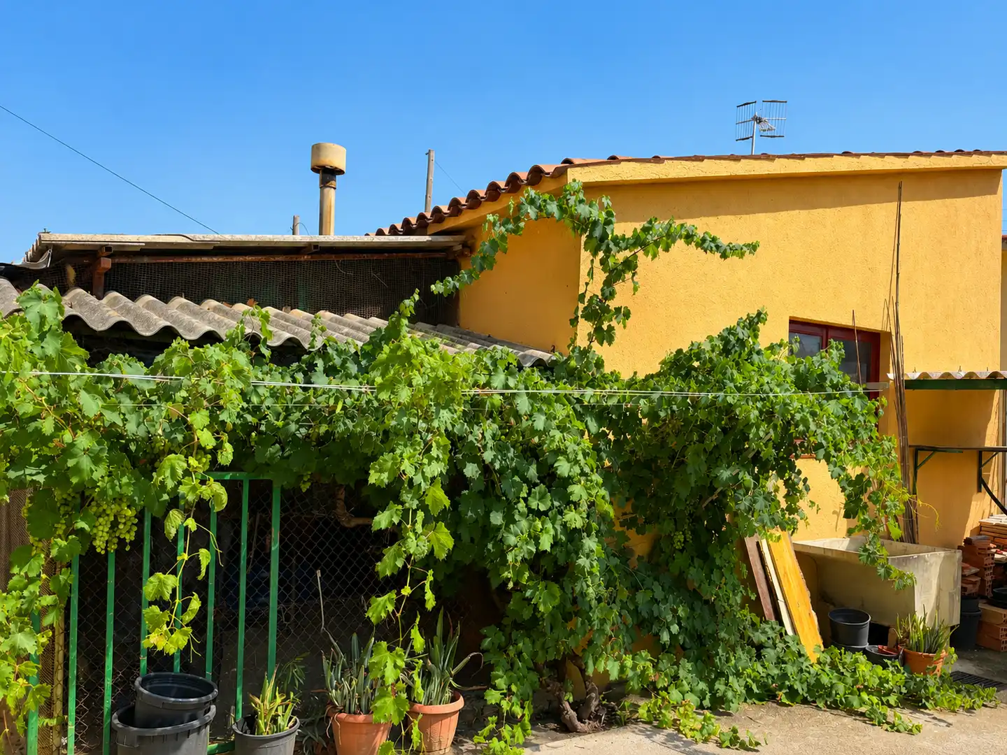 Vista exterior de Casa o xalet en venda en Llinars del Vallès amb Calefacció, Jardí privat i Moblat