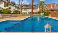 Vista exterior de Casa o xalet en venda en Cerdanyola del Vallès amb Terrassa i Piscina