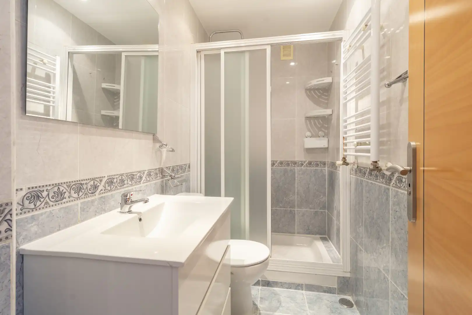 Bathroom of Flat for share in Juan de la Cierva