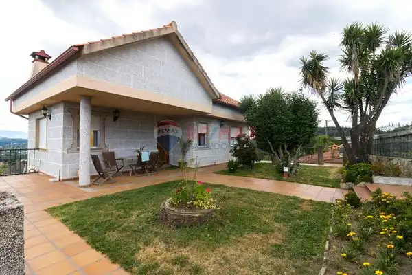 Vista exterior de Casa o xalet en venda en As Neves   amb Calefacció, Jardí privat i Parquet