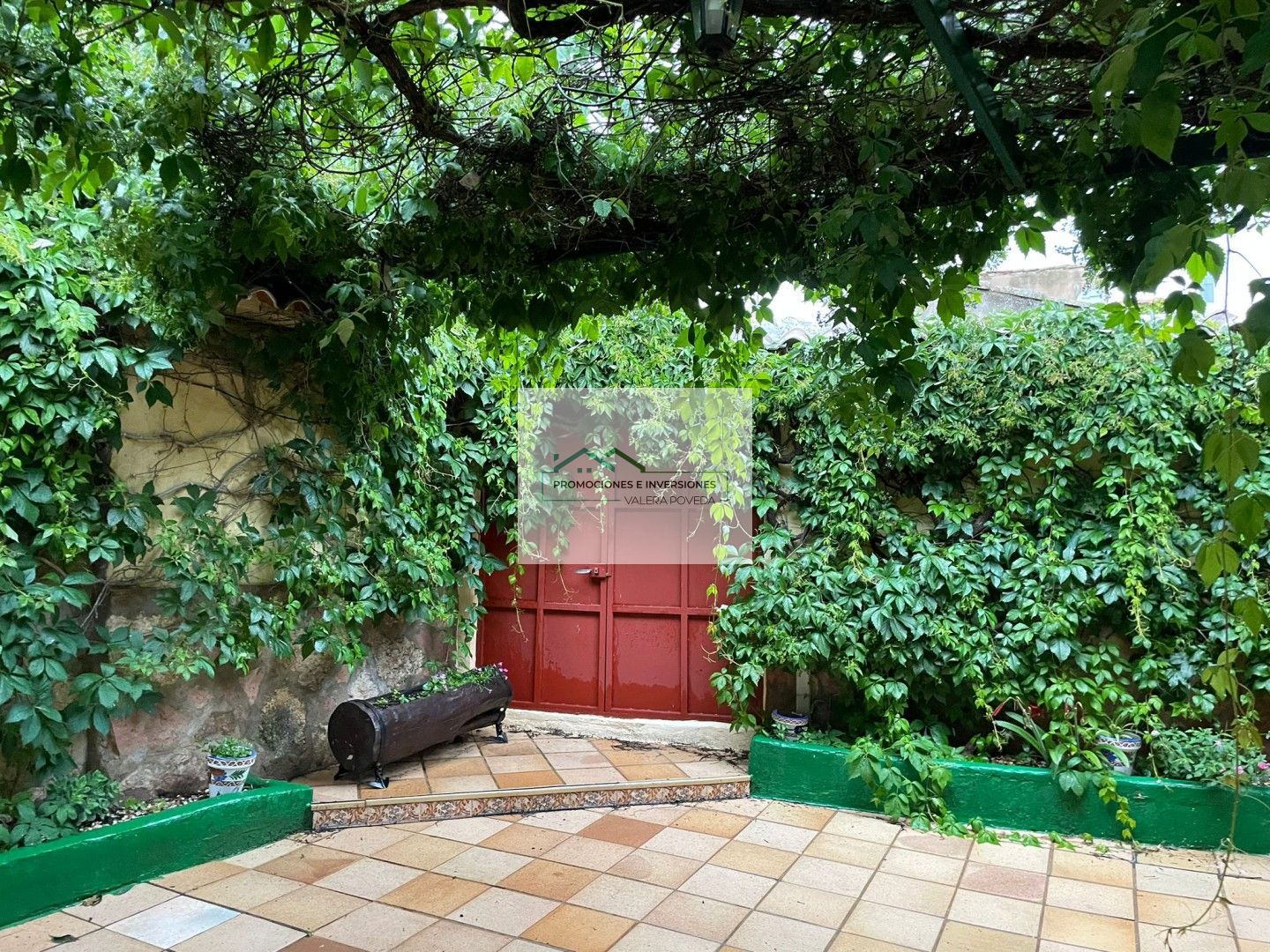 Terrassa de Local en venda en Almodóvar del Pinar amb Terrassa i Moblat