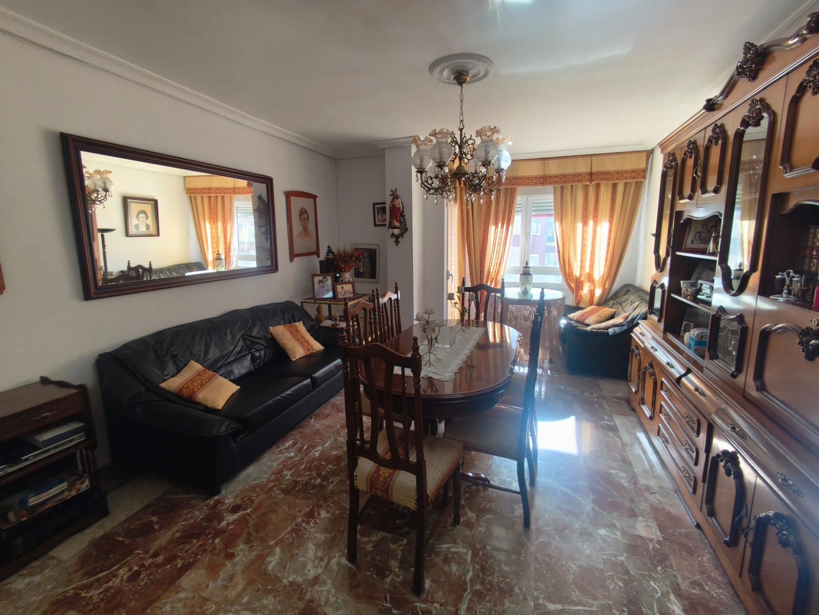 Sala d'estar de Pis en venda en  Jaén Capital amb Calefacció, Terrassa i Balcó