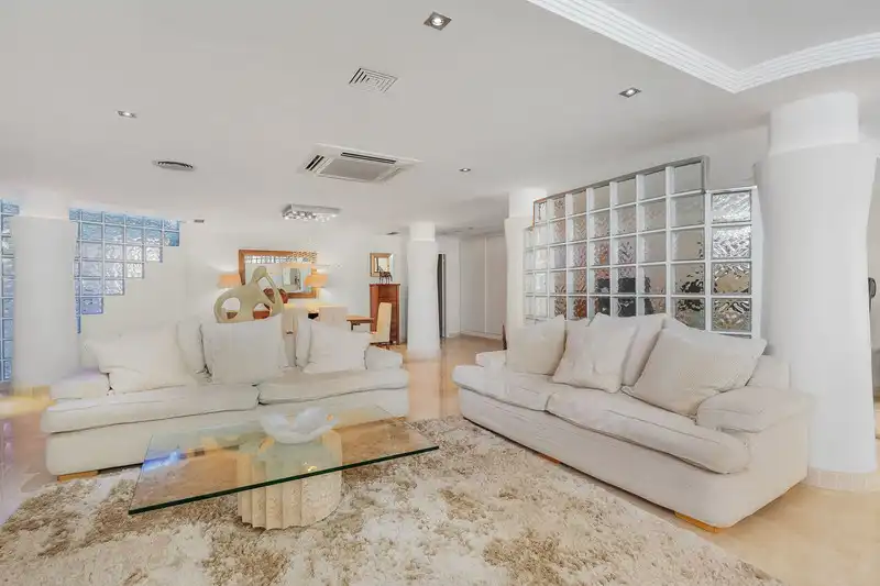 Chalet con terraza en venta en Nueva, imagen 2