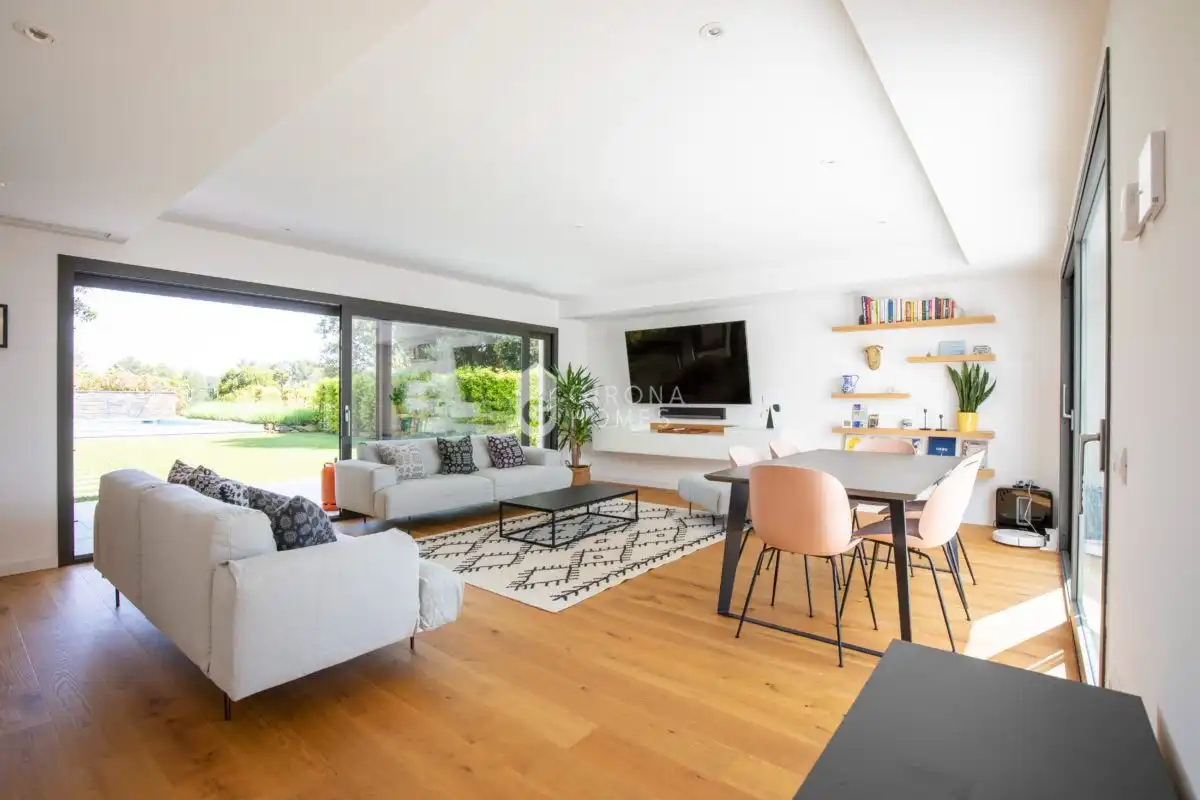 Sala de estar de Casa o chalet en venta en Sant Julià de Ramis con Aire acondicionado, Calefacción y Jardín privado