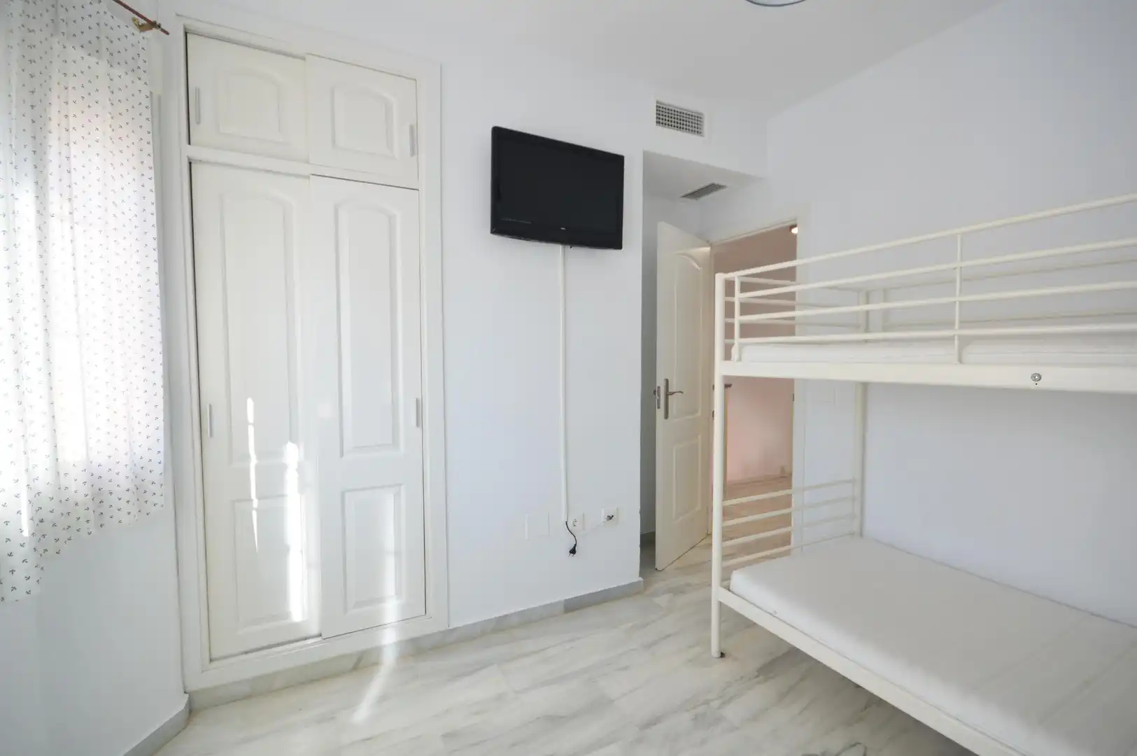 Habitación de Casa adosada en venta en El Puerto de Santa María con Aire acondicionado, Calefacción y Jardín privado