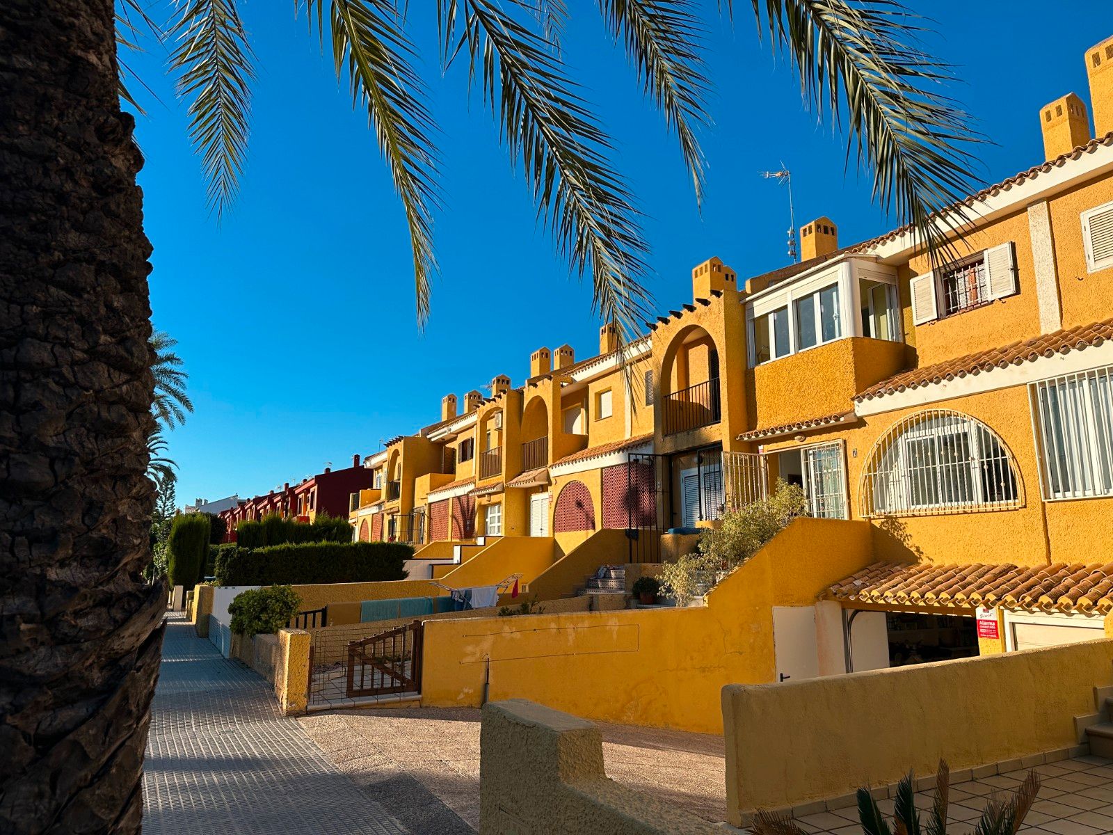 Vista exterior de Casa adosada en venda en Orihuela amb Terrassa, Traster i Piscina