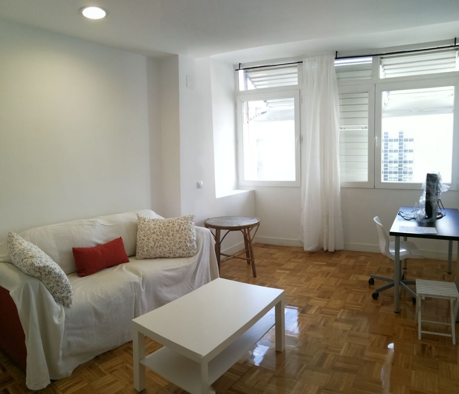 Living room of Flat to rent in  Madrid Capital  with Air Conditioner, Heating and Parquet flooring