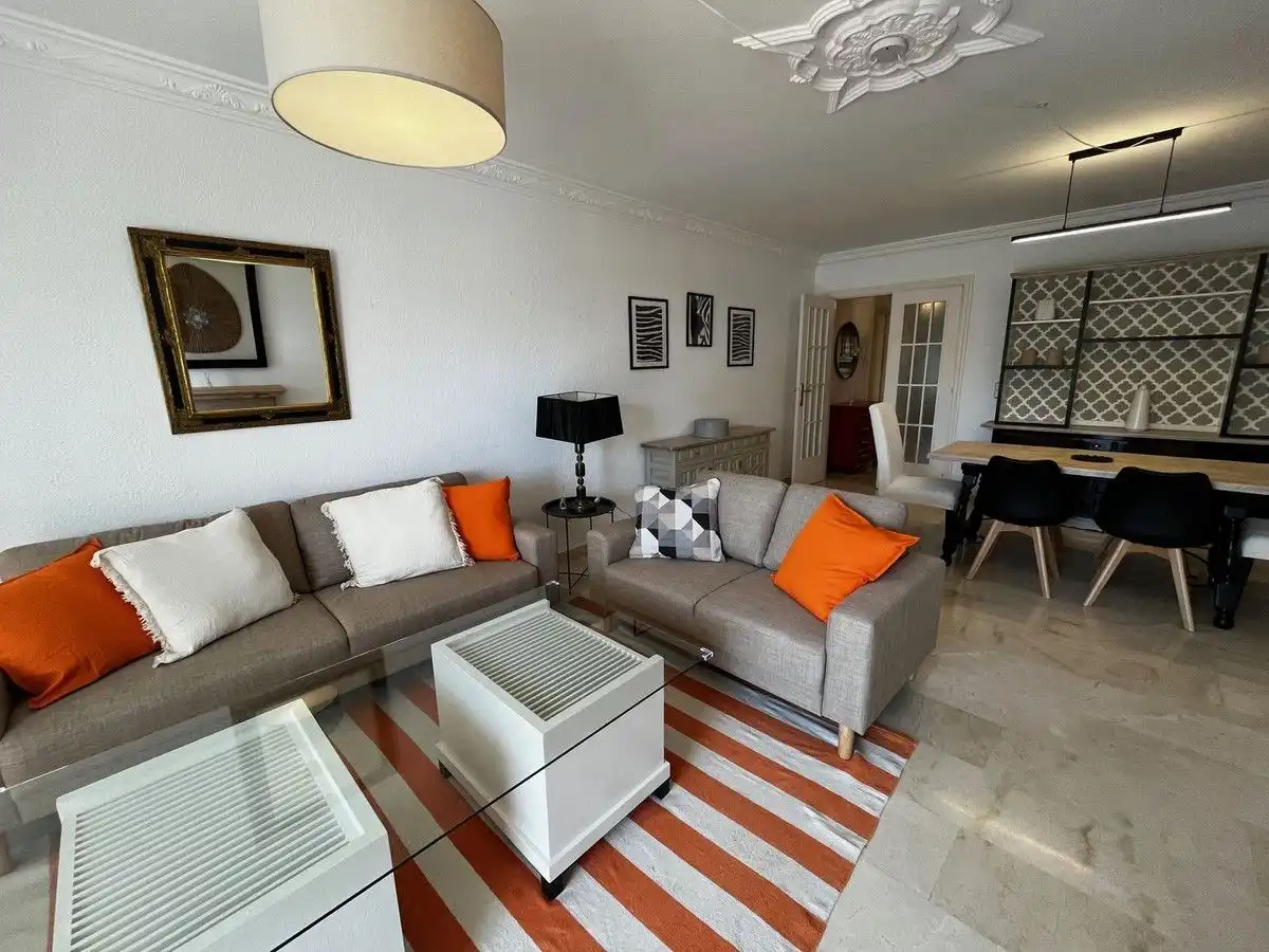 Sala de estar de Apartamento de alquiler en Estepona con Terraza, Amueblado y Piscina comunitaria