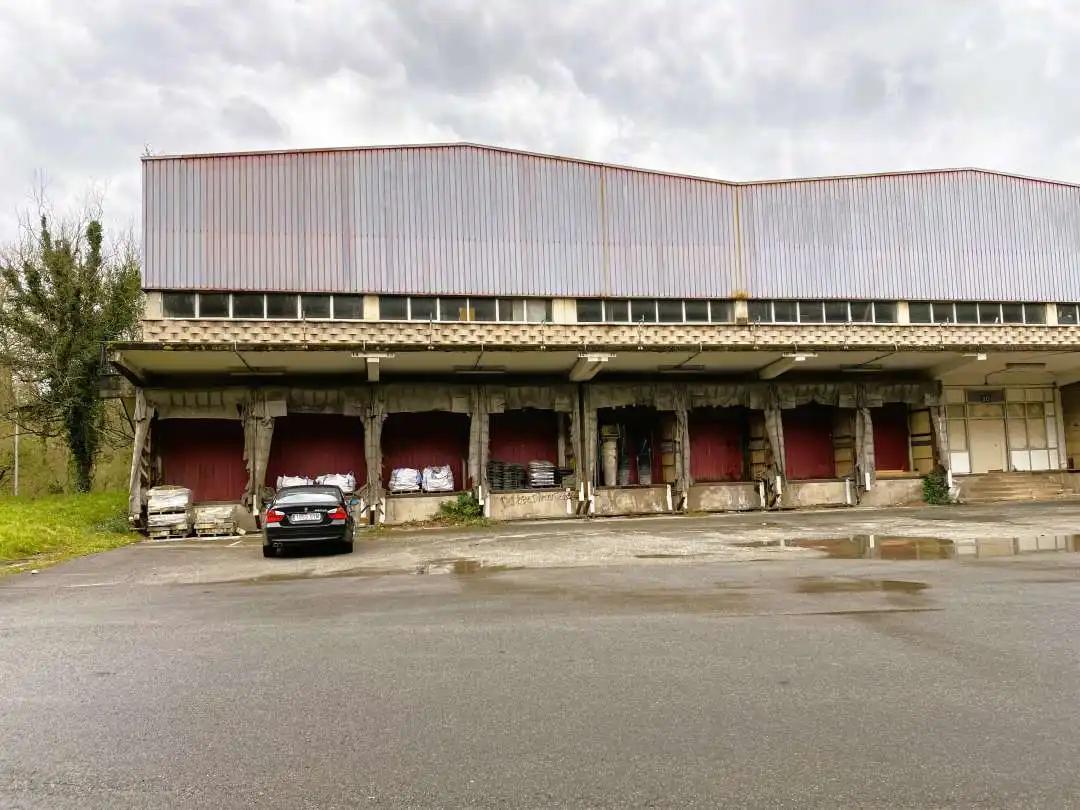Außenansicht von Fabrikhallen zum Verkauf in Azpeitia