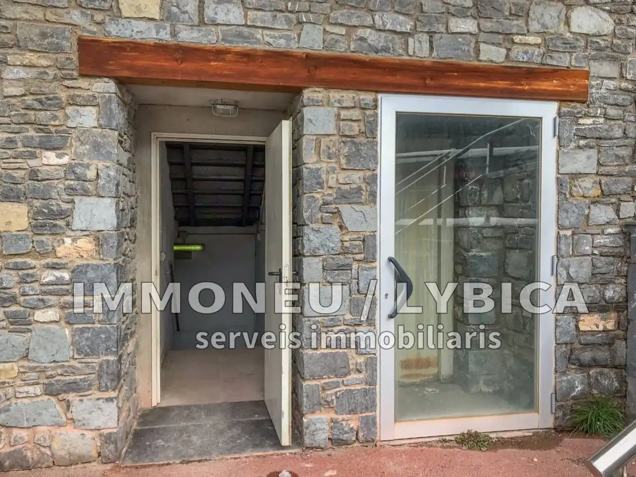 Außenansicht von Garage zum Verkauf in Alp