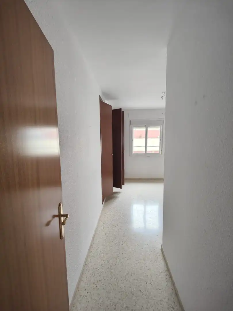 Wohnung zum Verkauf in Tomares mit Klimaanlage, Terrasse und Abstellraum