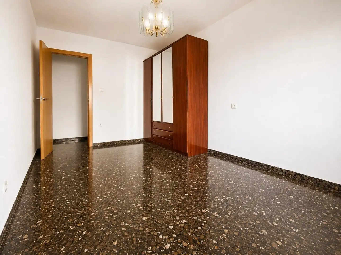 Wohnung zum Verkauf in Xirivella mit Klimaanlage, Heizung und Terrasse